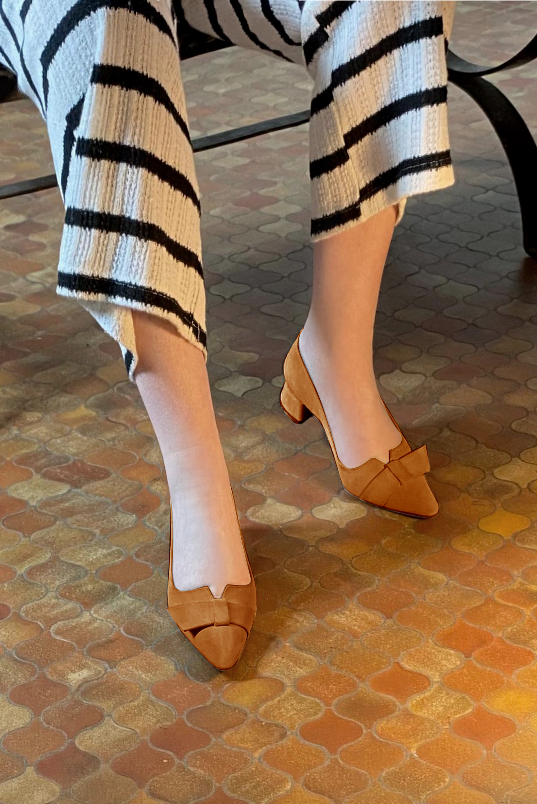 Camel beige women's dress pumps, with a knot on the front. Tapered toe. Low flare heels. Worn view - Florence KOOIJMAN